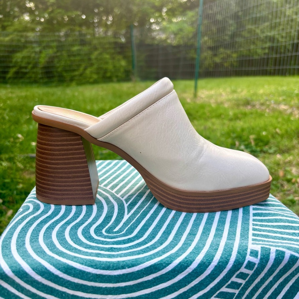 crown & ivy ivory platform mules 🤍 white wooden heel clogs worn once size 7.5 🤍